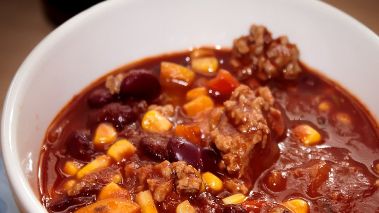 A bowl of chilli con carne with kidney beans